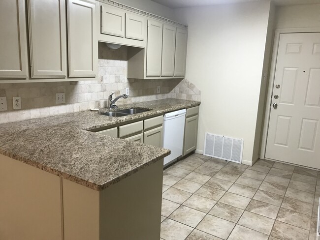 Building Photo - Single Family Home *LEASING SPECIAL AVAILA...