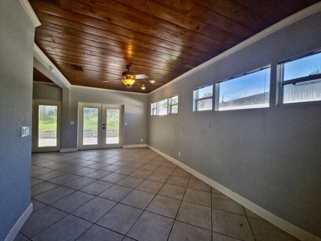 Building Photo - Glimpse Lake Minneola from the heart of do...