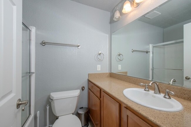 Foto del edificio - Very clean 2bedr 2bath Fresno Condo available