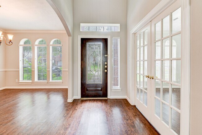 Building Photo - Beautiful 4 bedroom 2.5 bathroom with mass...