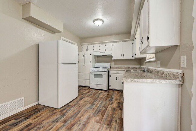 Foto del edificio - 3213 Long ridge Rd