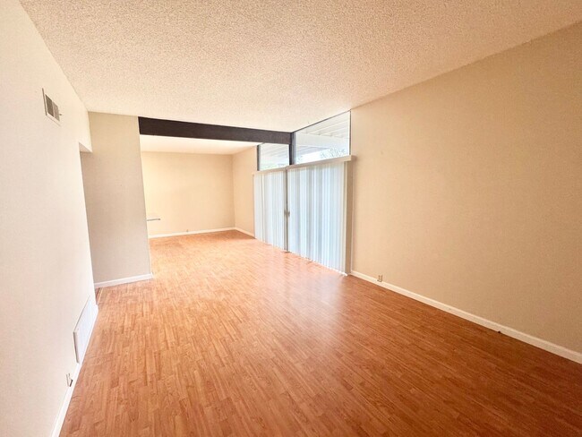 Foto del edificio - Light and Bright 3 bed 2 bath Home in West...