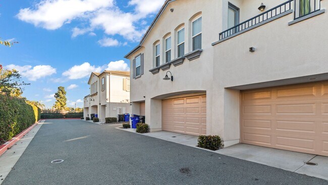 Foto del edificio - 2BR Townhouse in Imperial Beach with Washer/Dryer and Garage!