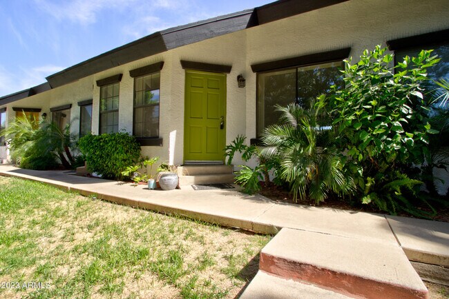 Foto del edificio - 2215 W Augusta Ave