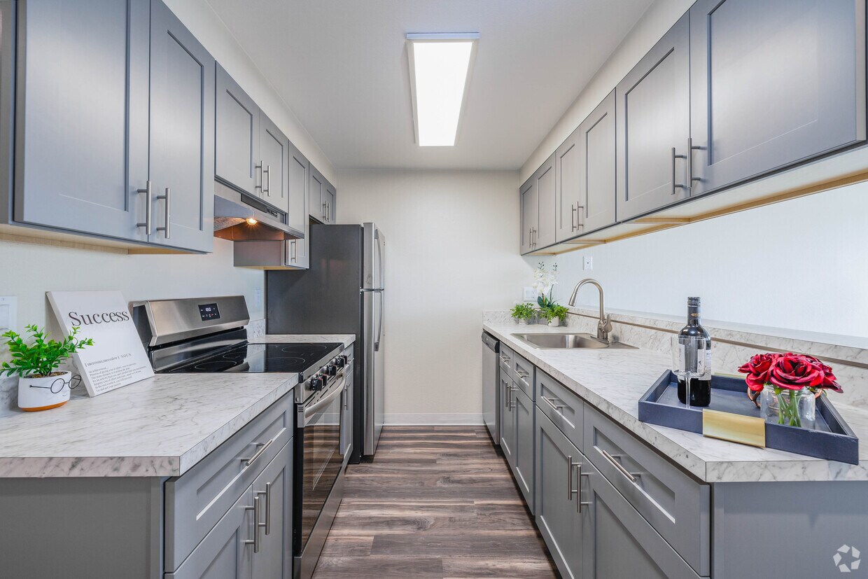 Foto principal - Hill Crest Apartment Homes