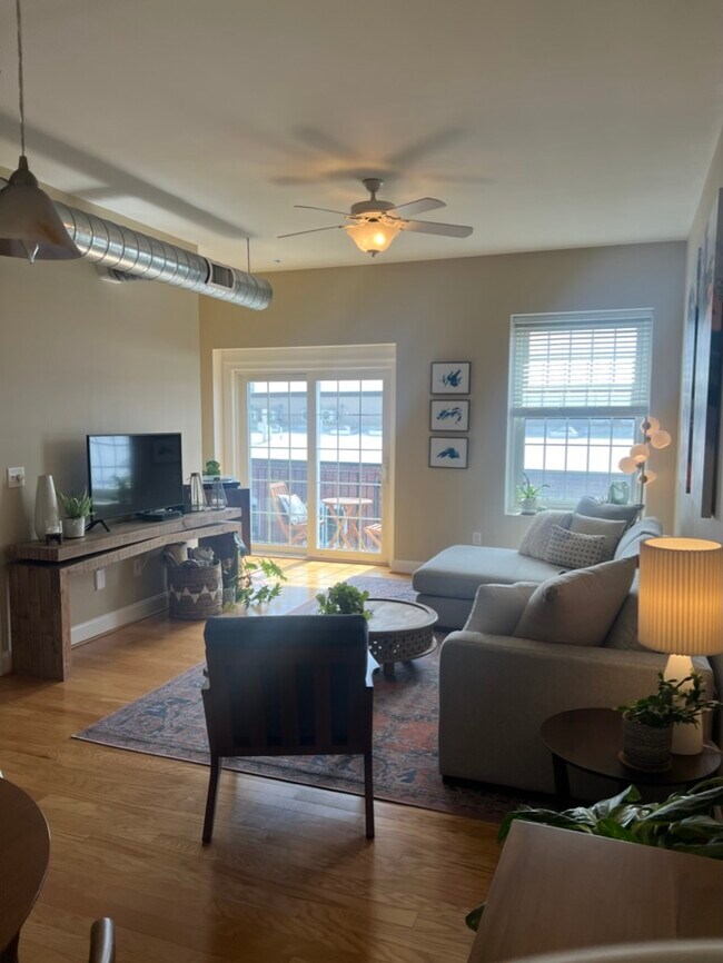 Sala de estar - 66 Landing Ln