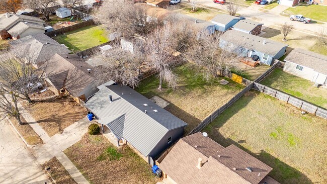 Building Photo - 3 Bedroom Norman House Available
