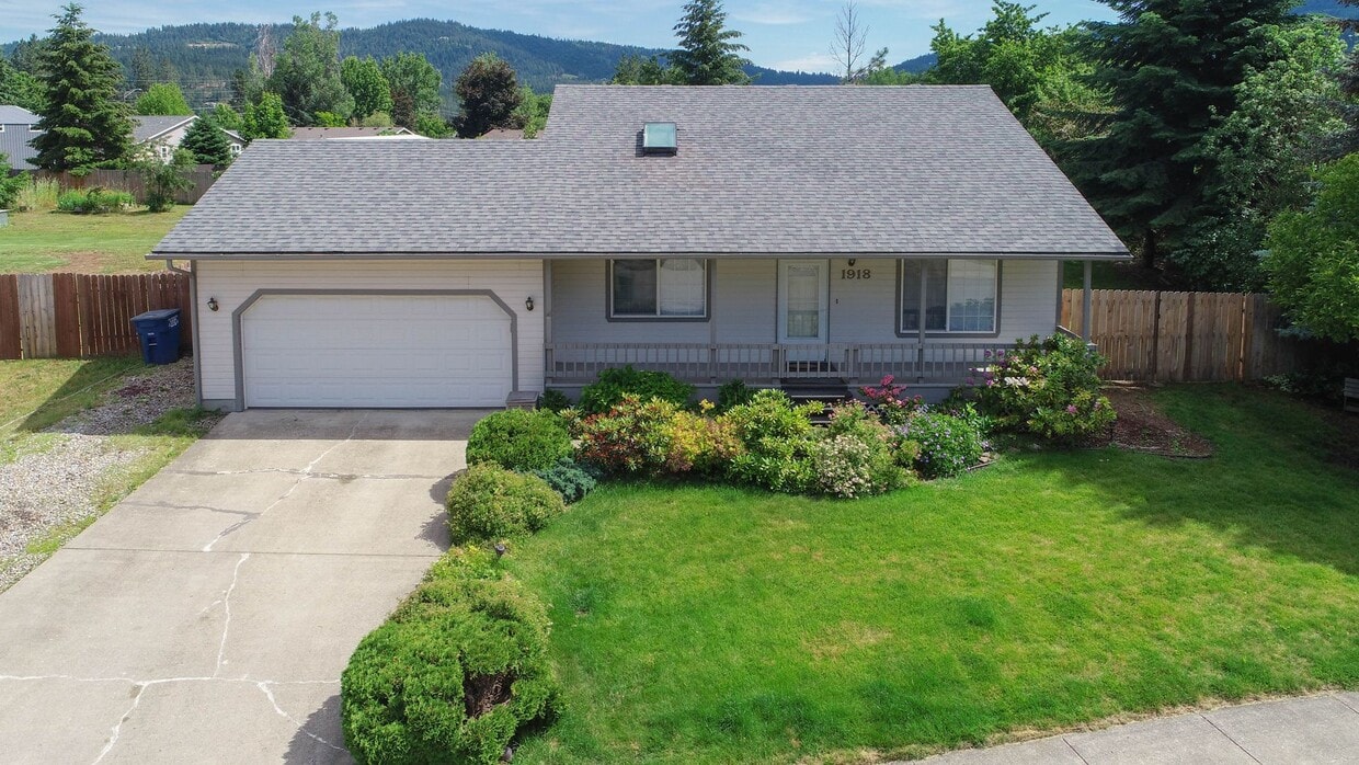 Primary Photo - Updated 3 Bed 2 Bath Home With Brand New 2...