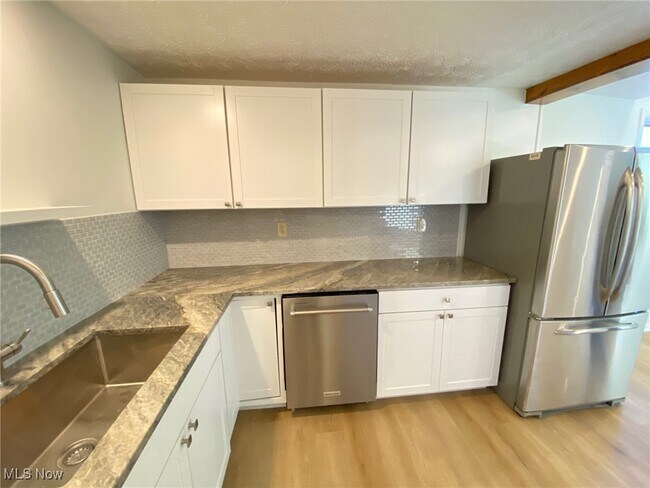 Foto del edificio - 4210 Clinton Ave