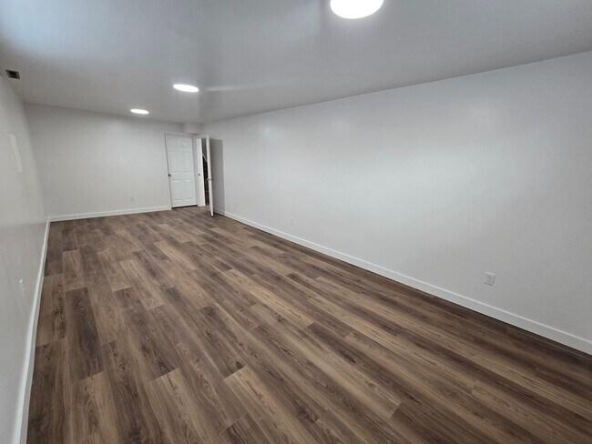 Foto del edificio - Remodeled 4 Bed, 2 Bath with Double Kitchen & Covered Carport