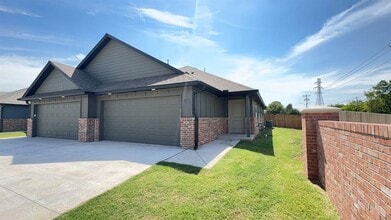 Building Photo - 11519 University Dr
