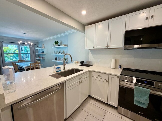 Foto del edificio - Updated 3 Bed 2.5 Bath Townhouse - SoHo / Hyde Park Area