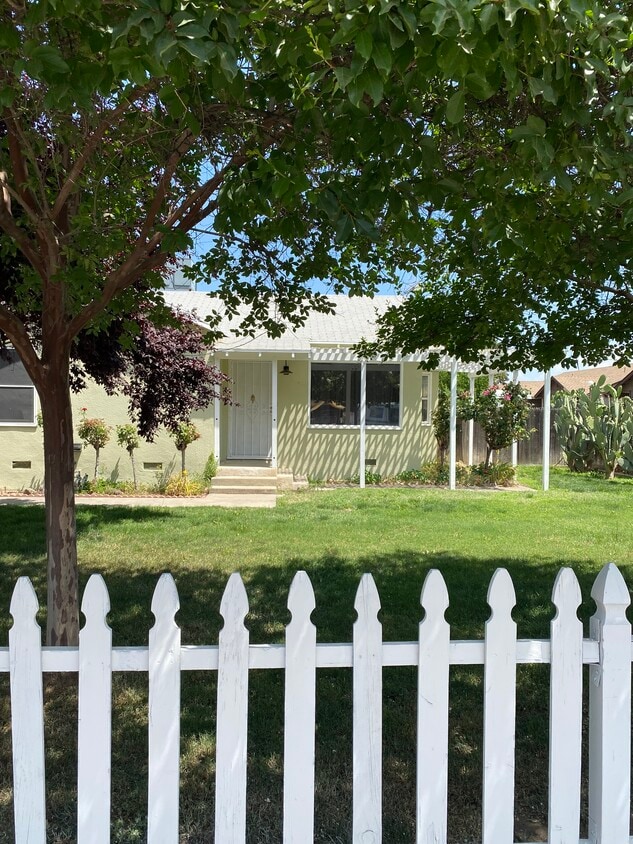 Primary Photo - 620 E Tulare Ave