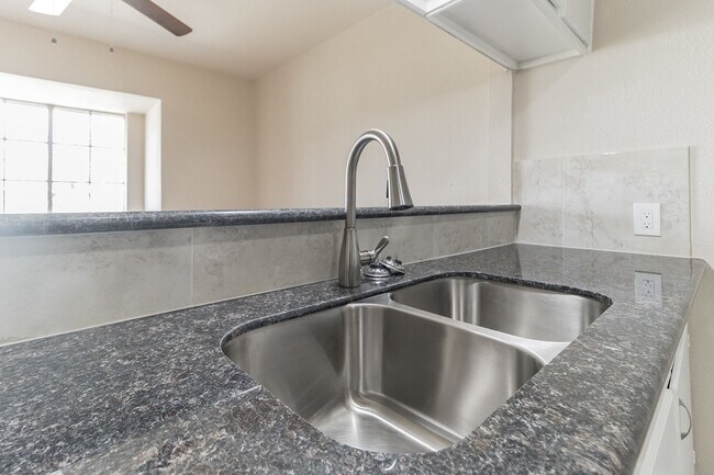 Foto del edificio - 6815 Beachwood St