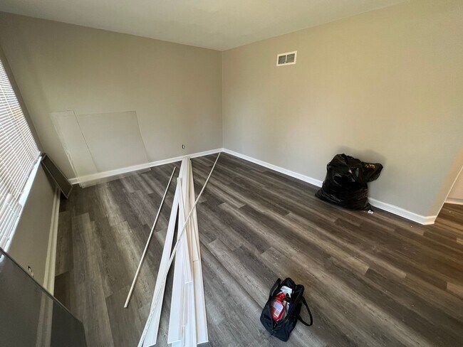 Foto del edificio - Recently Renovated Three Bedroom Coming Av...