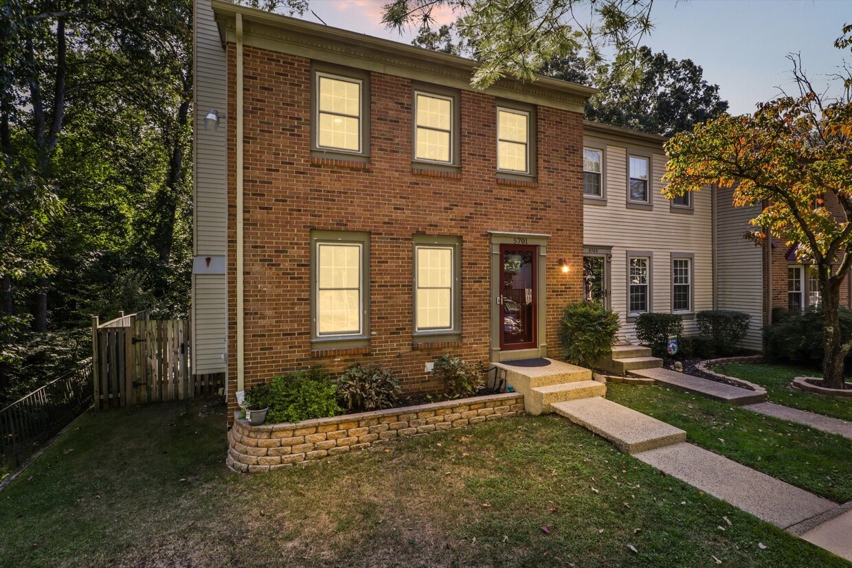 Primary Photo - 5701 Edgewater Oak Ct