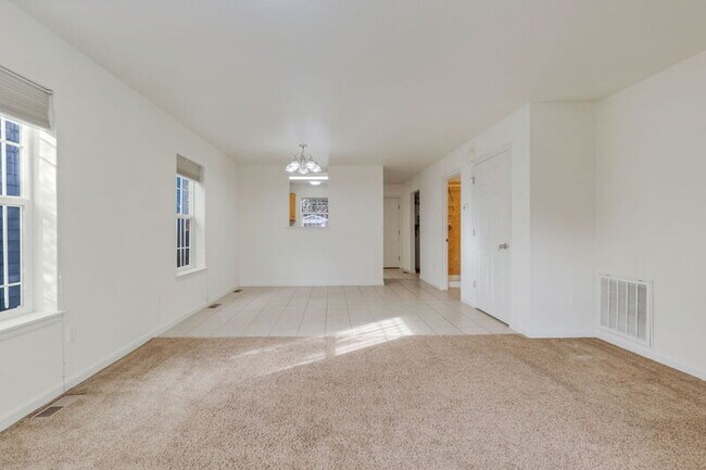 Foto del edificio - 1577 Chase St