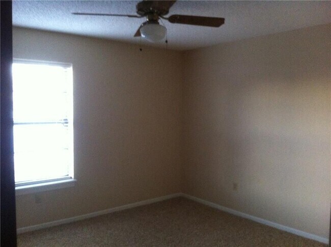 Foto del edificio - 6333 Twin Oaks Dr