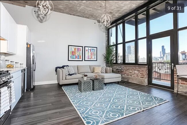 Living - 320 E 21st St