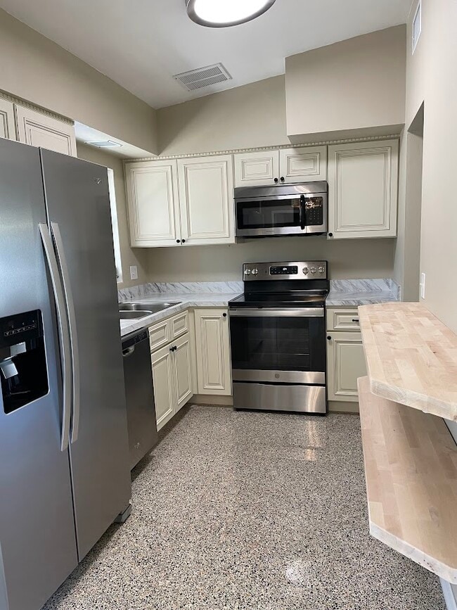 Building Photo - 611 Orangewood Dr