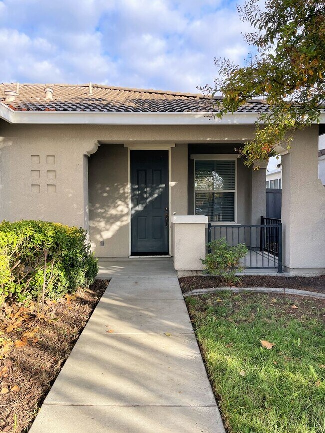 Building Photo - Rejuvenated, Adorable 3 bedroom, 2 bath Na...