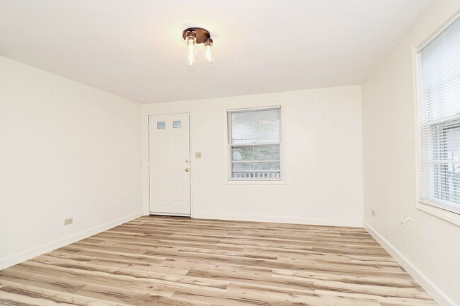 Building Photo - Updated Main-Level Belmont Apartment