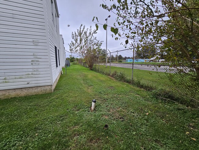 Building Photo - 806 W Oak Ln