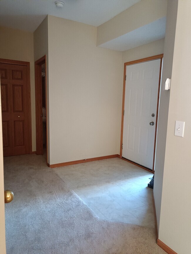 Foyer - 11127 Hastings St NE
