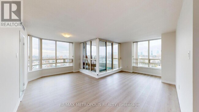 Photo du bâtiment - 75 King St E