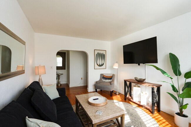 Foto del edificio - 1-bed MBTA GL-B & C * Fully Furnished ~ Al...
