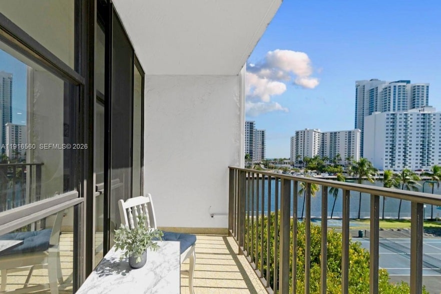 Photo - 1000 PARKVIEW DR Unit 518
