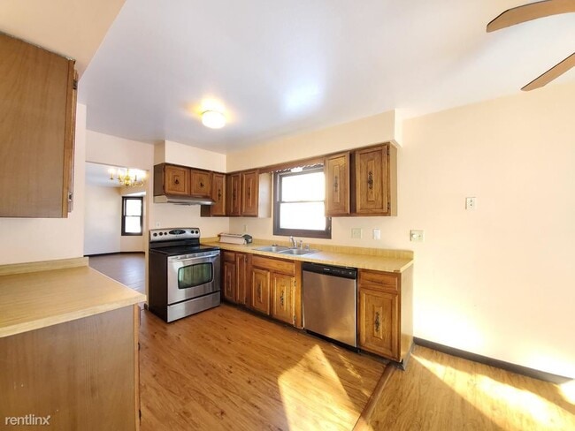 Building Photo - 3 br, 2.5 bath Townhome - 16515 Dane Ct E