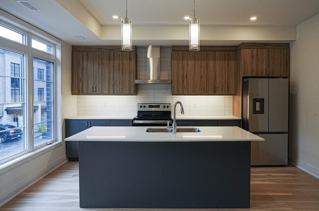 Building Photo - 3BR Townhome with Private Rooftop Terrace ...