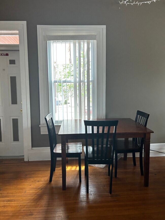Comedor de planta abierta - 214 W Main St