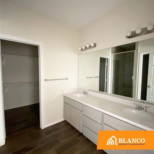 Building Photo - 1008 Calle Naranja