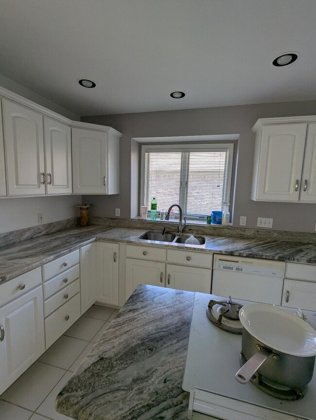 Building Photo - 20870 Balinski Dr