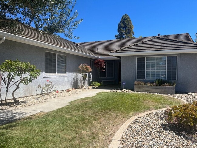 Building Photo - Available Now! Spacious 3-Bedroom Home in ...
