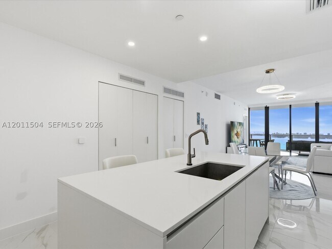 Foto del edificio - 700 NE 24th St