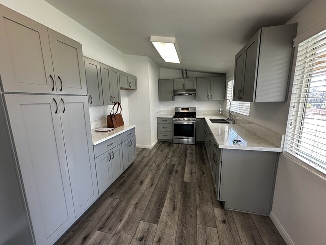 Building Photo - 10374 Lake Summit Dr