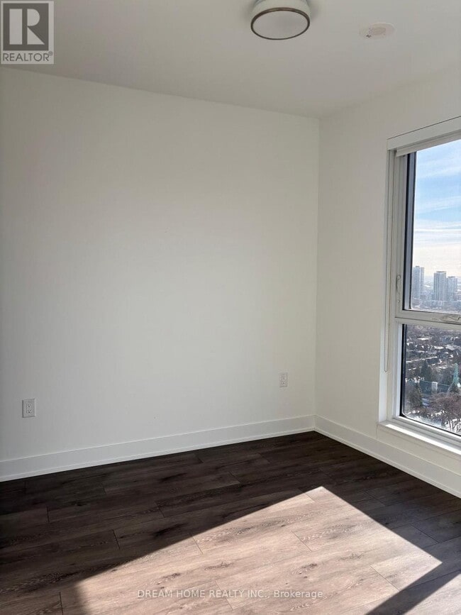 Photo du bâtiment - 585 Bloor St E