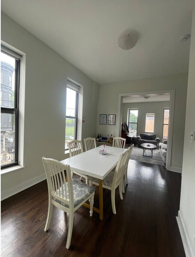 Foto del edificio - 1205 W Webster Ave