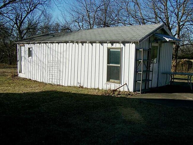 Building Photo - Nice VINTAGE 2 Bedroom, 2 Bath& Bonus room...