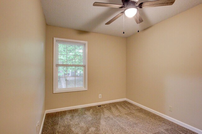 Building Photo - Fresh Paint and Carpet. 3 bed 2 bath.  Par...