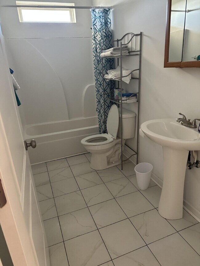 Building Photo - Great townhome 3/2 fully furnished!