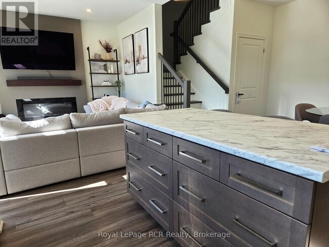 Building Photo - 223 Jackson St E