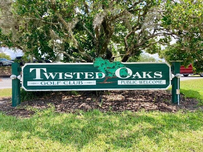 Foto del edificio - The Fairways Golf Course Home