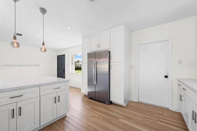 Building Photo - 9411 Jamaica Dr