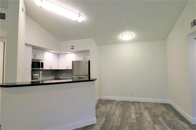 Foto del edificio - 3340 Pinewalk Dr N