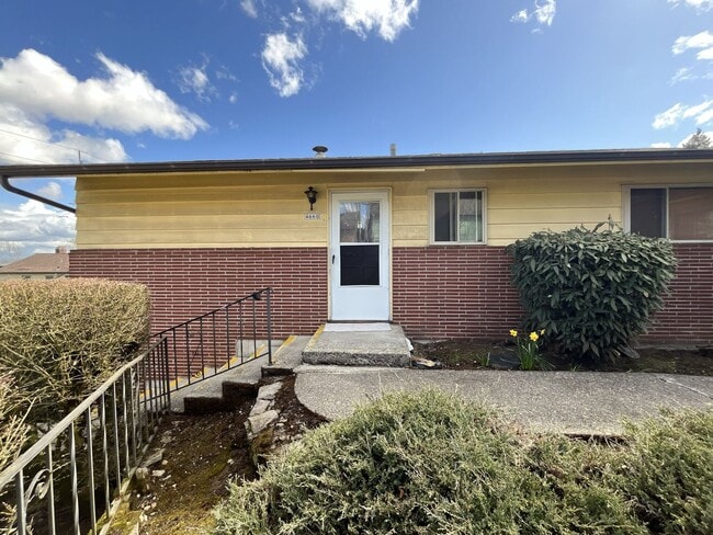 Photo - Spacious 3 Bedroom with Bonus Living Area, Patio & Built in Fireplace Apartment