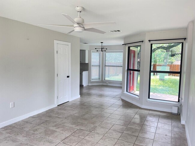 Foto del edificio - 6201 Hill Forest Dr